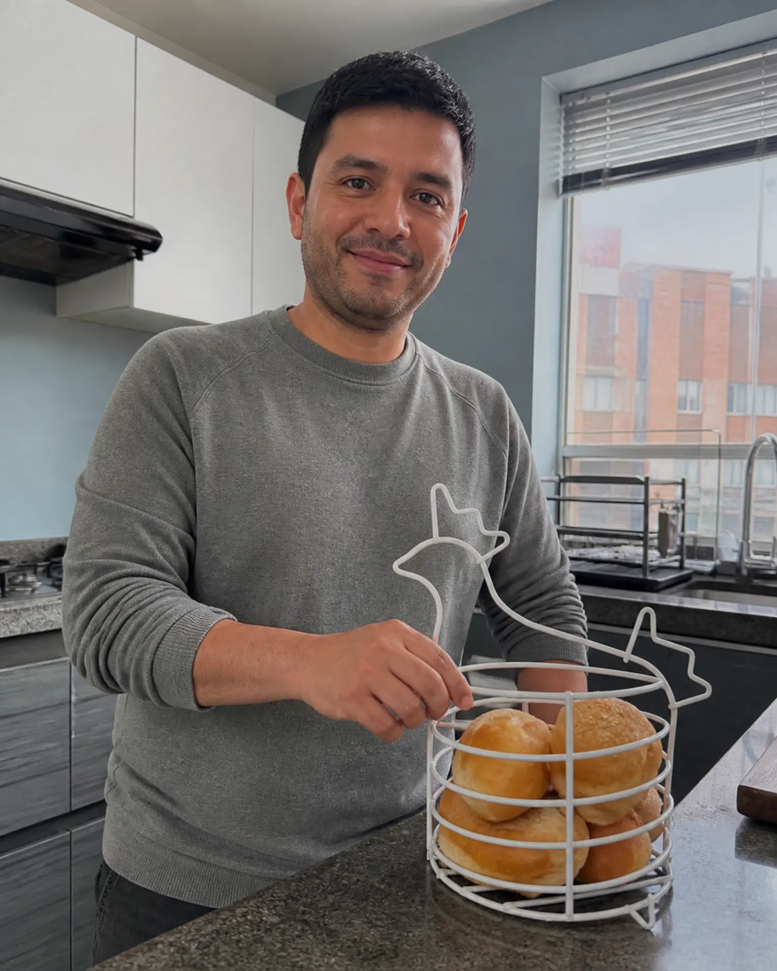 Hombre con la Gallina Multiusos GINLU llena de pan en su cocina