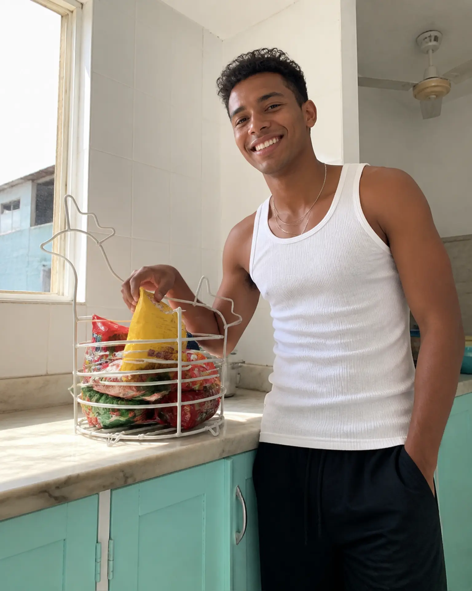 Joven organizando paquetes de mecato en la Gallina Multiusos GINLU